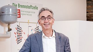 Foto, Bild von Peter Küpper während einer einen Vortrag hält