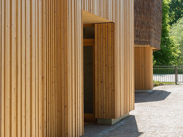 Foto, Nahaufnahme der mit Holz verkleideten Fassade des Rosana Waldhauses.