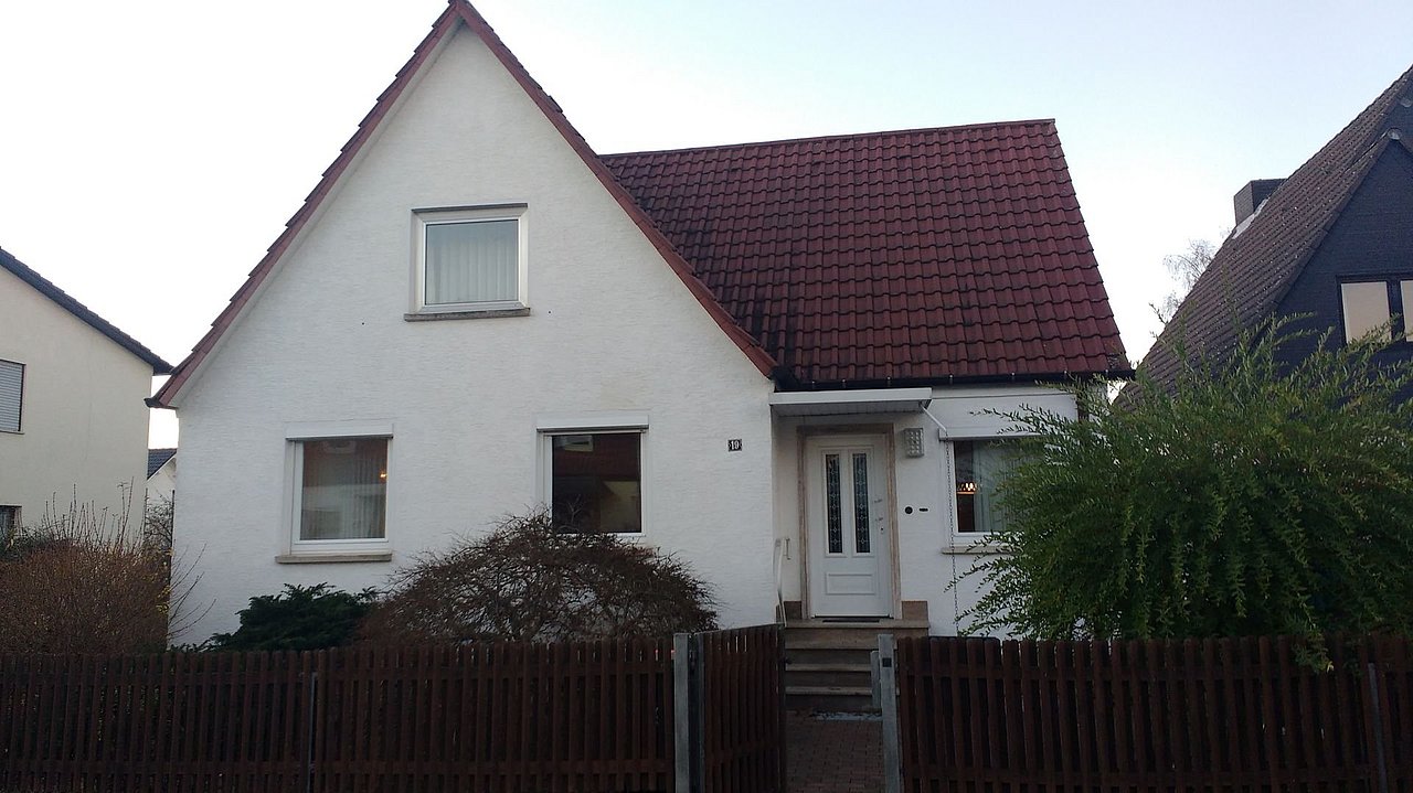 Foto, Einfamilienhaus vor der Sanierung. 