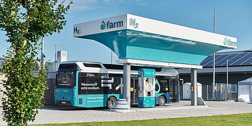 Foto, Tankstelle in der sich ein Bus befindet