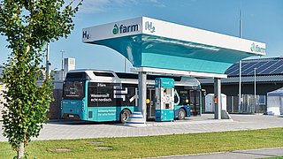 Foto, Tankstelle in der sich ein Bus befindet