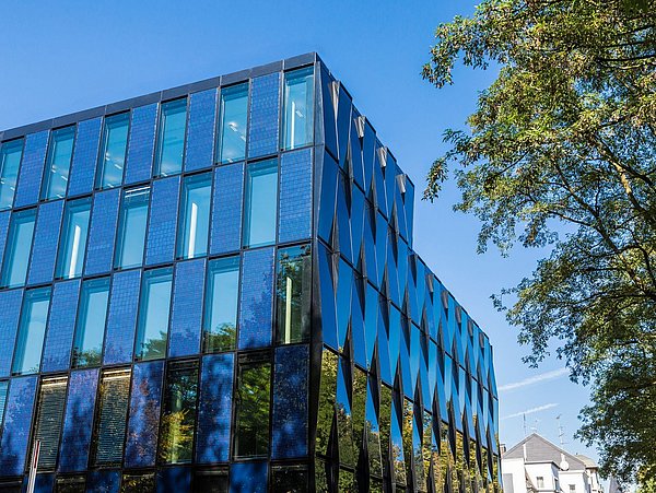Foto, Ecke des Gebäudes Blauhaus mit PV-Fassade
