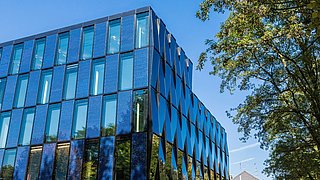 Foto, Ecke des Gebäudes Blauhaus mit PV-Fassade