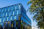 Foto, Ecke des Gebäudes Blauhaus mit PV-Fassade