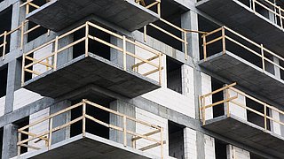 Foto, Nahaufnahme einer Gebäudefassade mit auskragenden Balkonen im Rohbau.