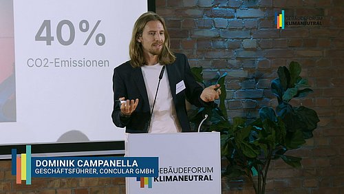 Grafik, Screenshot aus dem Video "Jahrestagung des Gebäudeforums klimaneutral | Impuls von Dominik Campanella" als Vorschau.