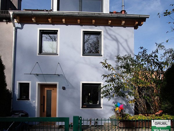 Foto, Gartentor vor Einfamilienhaus.