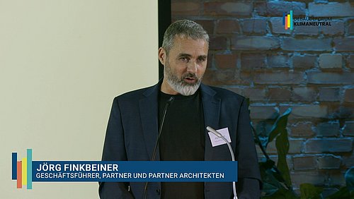 Grafik, Screenshot aus dem Video "Jahrestagung des Gebäudeforums klimaneutral | Key Note von Jörg Finkbeiner" als Vorschau.