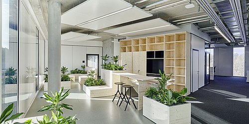 Foto, offener Innenbereich in einem Büro mit Möbeln aus Holz