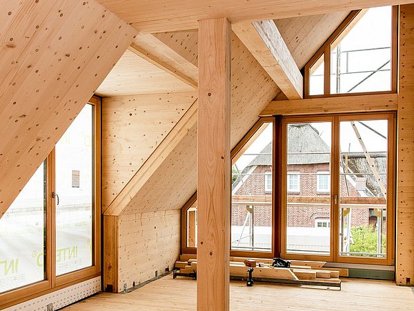 Foto, Innenansicht eines ausgebauten Dachgeschosses in einem Holzhaus.