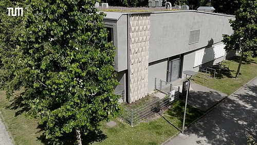 Grafik, Screenshot aus dem Video "Nest Facade: 3D Printing for urban biodiversity" als Vorschaubild.