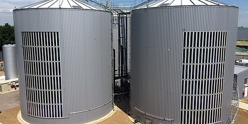 Foto, Biogasanlage mit Solarfolien.