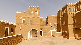 Foto, Al Subaie Palast in Shaqra, Saudi Arabien, der traditionell mit Lehmziegeln saniert wurde.