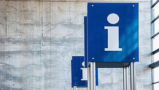 Foto, Schild eines Informationsschalters.