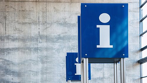 Foto, Schild eines Informationsschalters.