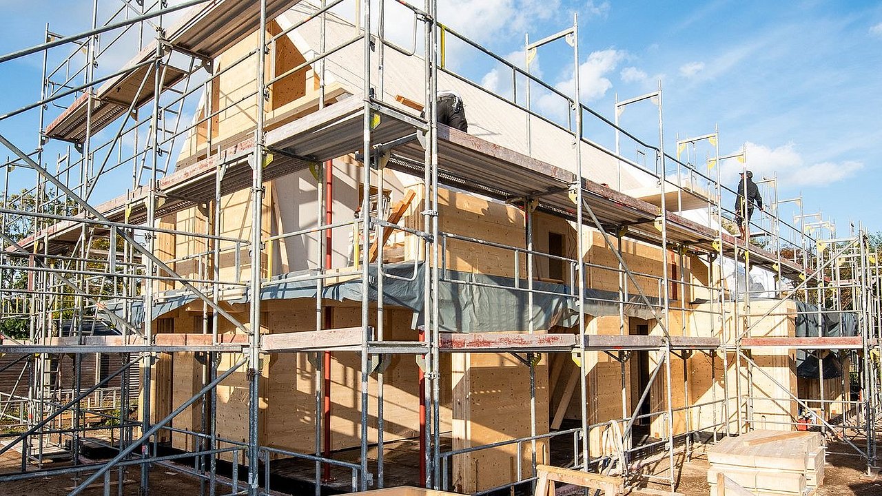 Foto, eingerüstetes Einfamilienhaus im Bau.