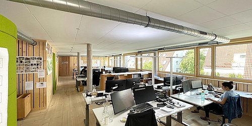 Foto, Großraumbüro mit zahlreichen Computer-Arbeitsplätzen. 