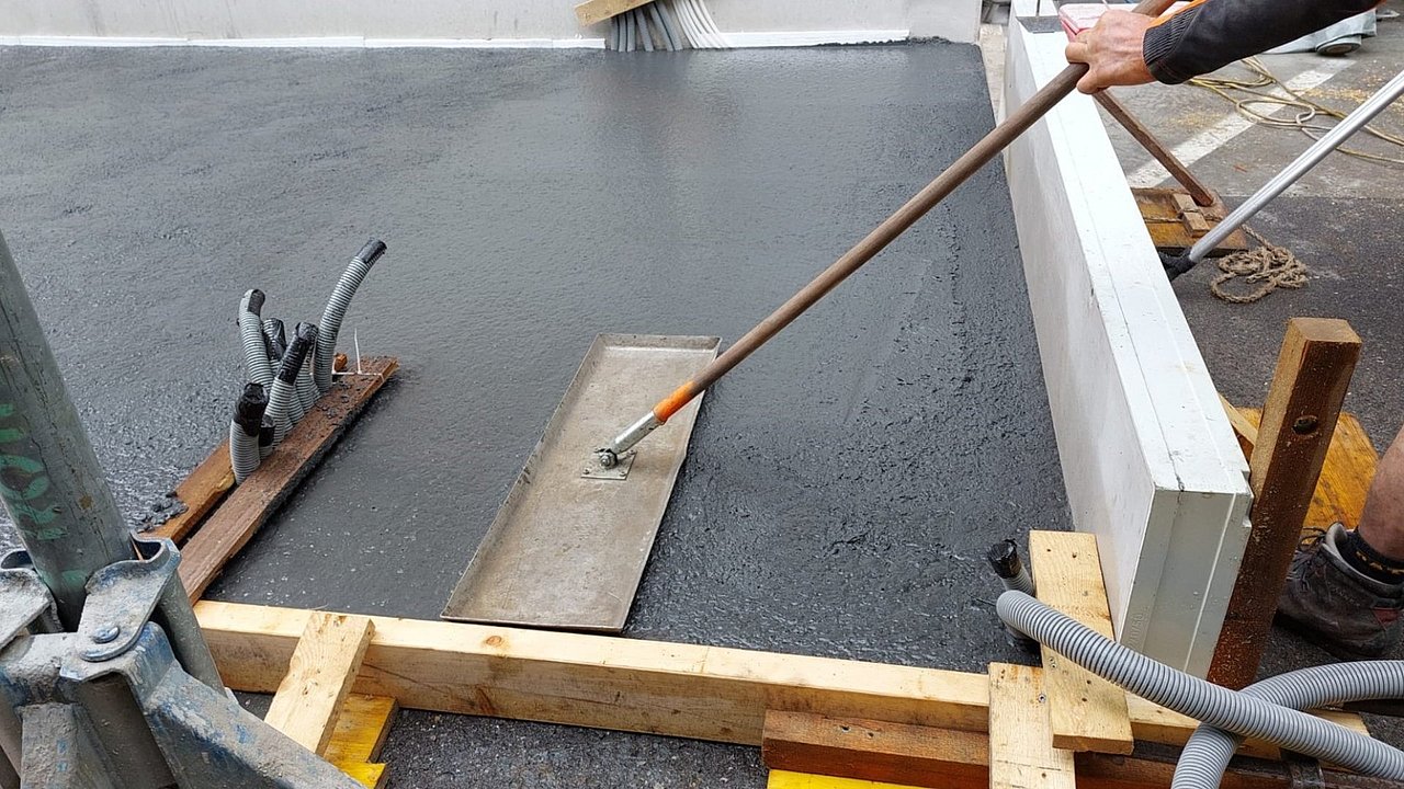 Foto, Ausbringung von Ortbeton.