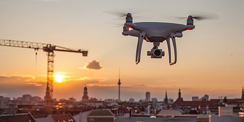 Foto, eine Drohne in der Luft über einer Baustelle.
