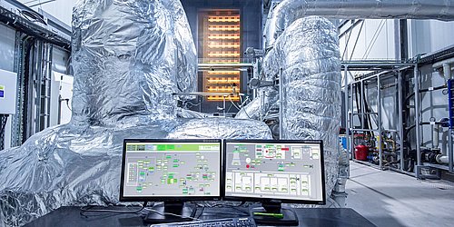 Foto, Monitore und Innenbereich in der Energiezentrale