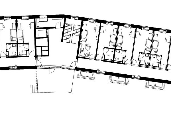 Grafik, Grundriss eins länglichen Gebäudes mit 15 Schlafräumen.