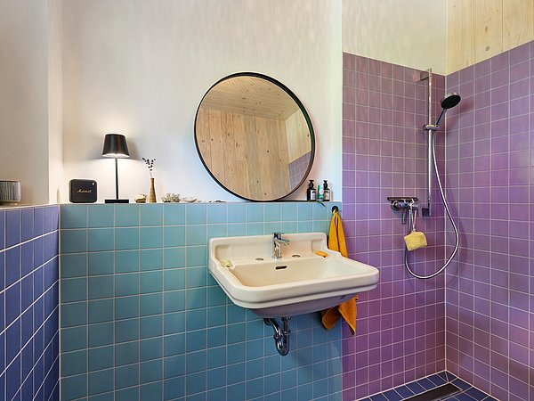Foto, Badezimmer mit blauen und violetten Fliesen