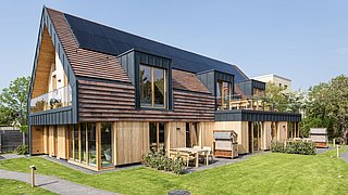 Foto, modernes Einfamilienhaus in Holzbauweise