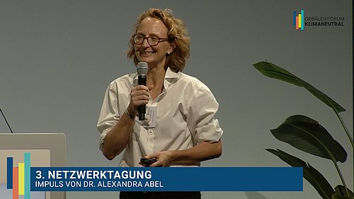 Grafik, Screenshot aus dem Video "3. Netzwerktagung des Gebäudeforums klimaneutral | Impuls von Dr. Alexandra Abel" als Vorschau.