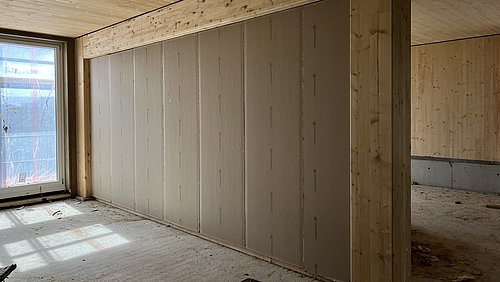 Foto, Innenausbau eines Gebäudes mit Strohbauplatten.