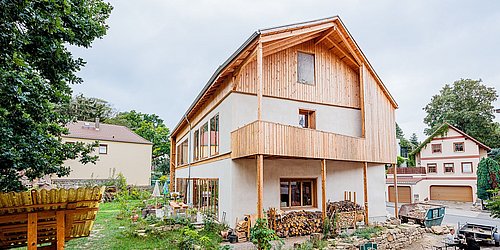 Foto, Strohballenhaus Giebelseite mit Holzverkleidung