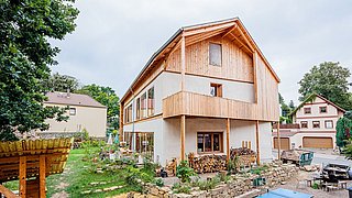 Foto, Strohballenhaus Giebelseite mit Holzverkleidung