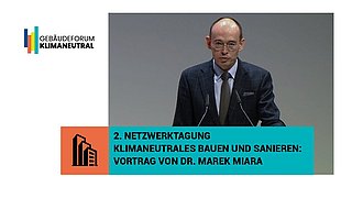 Grafik, Screenshot aus dem Video "2. Netzwerktagung „Klimaneutrales Bauen und Sanieren“ | Vortrag von Dr. Marek Miara" als Vorschau.