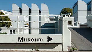 Foto, Blick auf den Eingang eines Museums.