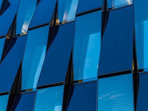 Foto, angeschrägte Module der Photovoltaik-Fassade des New Blauhaus