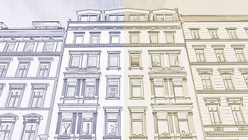 Foto, Fassaden mehrerer mehrstöckiger Altbauten mit zahlreichen Fenstern und Balkonen in einer Reihe.