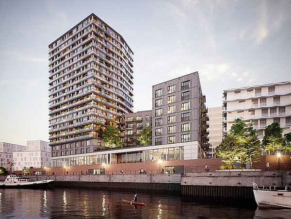 Foto, Mehrstöckiges Wohngebäude mit Balkonen am Wasser, umgeben von weiteren modernen Gebäuden, bei Dämmerung