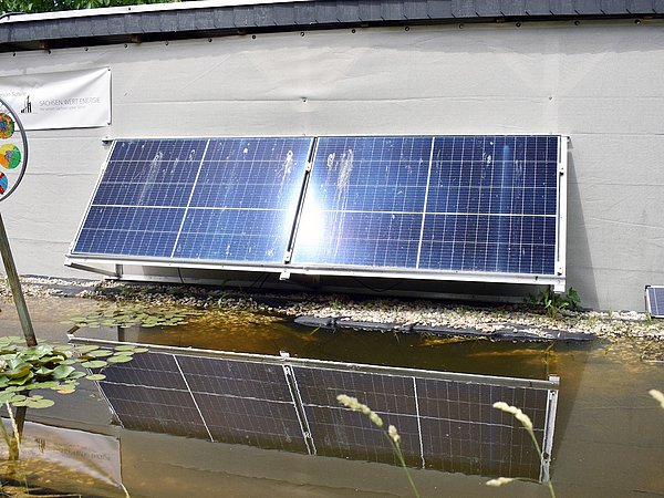 Foto, Solarmodule am Grünen Klassenzimmer der Paul-Robeson-Schule in Leipzig