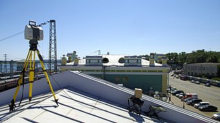Foto, Laserscanner zur Vermessung von Gebäuden auf einem Dach. 