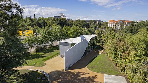 Foto, Außenansicht des 3D-gedruckten Gebäudes CUBE der TU Dresden.
