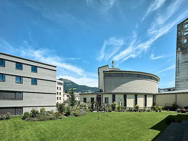 Foto, Außenansicht auf zwei moderne Nichtwohngebäude mit Bergen im Hintergrund