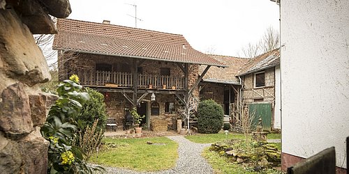 Foto, Dreiseitenhof mit umgebenden Gebäuden