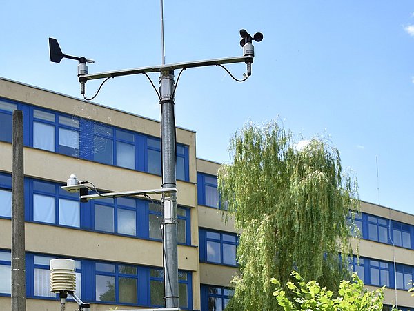 Foto, Klimastation im Schulgarten der Paul-Robeson-Schule vor dem Schulgebäude
