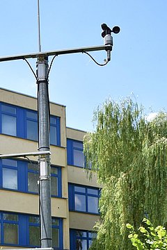 Foto, Klimastation im Schulgarten der Paul-Robeson-Schule vor dem Schulgebäude