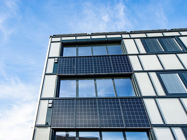 Foto, Teil ein Häuserfassade von Photovoltaik-Kollektoren.
