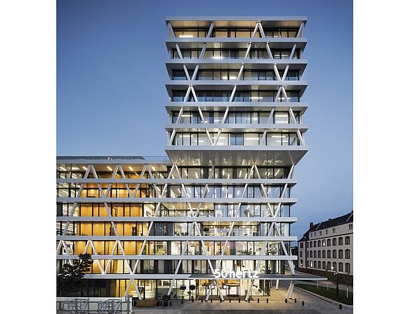 Foto, mehrstöckiges Gebäude des 50-Hertz-Netzquartiers mit großen Fensterflächen.