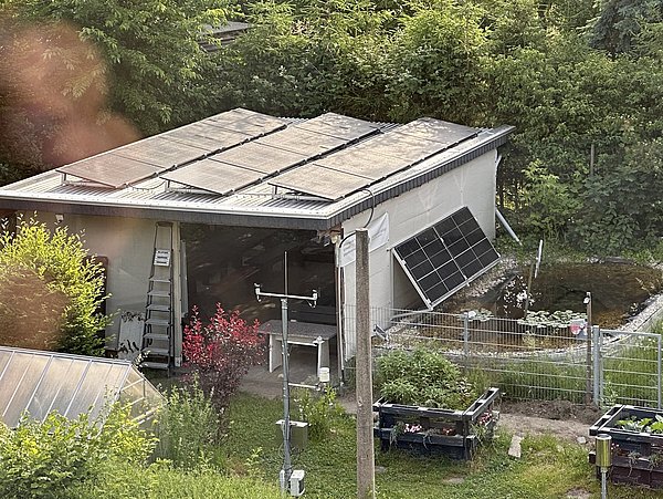 Foto, Klimagarten der Paul-Robeson-Schule mit Photovoltaikanlage, Klimastation und Hochbeeten