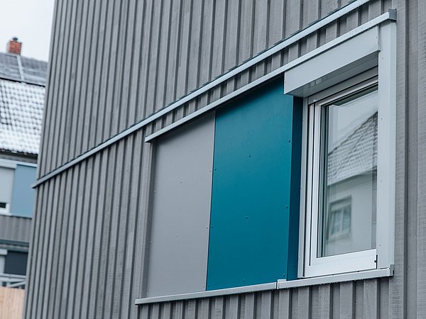 Foto, Detailaufnahme der erneuerten Fassaden in der Siedlung in Tuttlingen. 