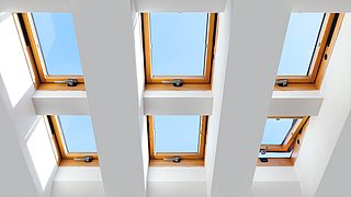 Foto, Innenraumdecke mit mehreren eingelassenen Dachflächenfenstern