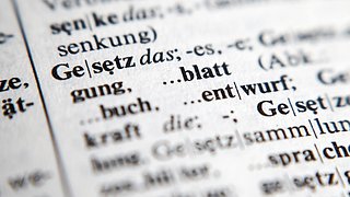 Foto, Detailaufnahme der Definition des Wortes "Gesetz" in einem Lexikon.
