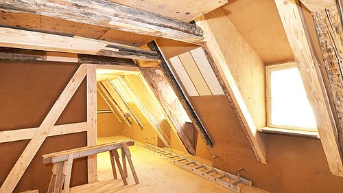 Foto, sanierter und ausgebauter Dachboden in einem historischen Fachwerkhaus.